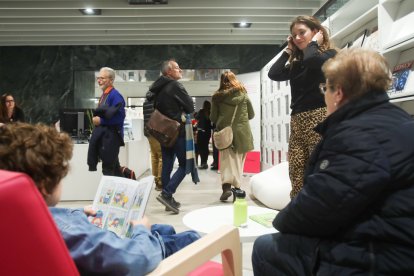 La biblioteca ha reobert amb novetats, com ara cabines silencioses per a l’estudi.