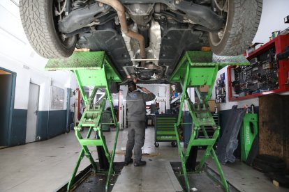 Un taller de reparació de vehicles a motor.