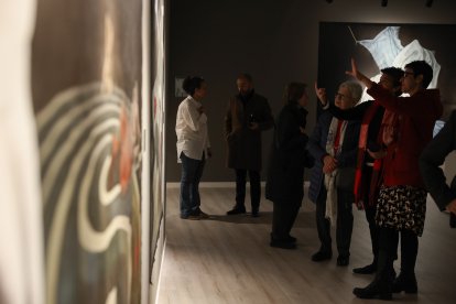 Visitants a l'Espai Caldes en la inauguració de l'exposició "Dies Irae" de Martín Blanco