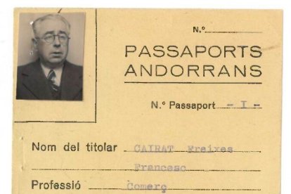 El primer passaport andorrà expedit al síndic general, Francesc Cairat