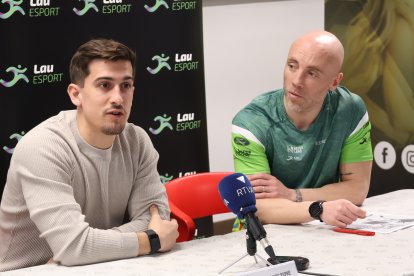 El conseller d'Esports del comú de Sant Julià de Lòria, Marc Ferré, i el director de LAUEsport, Òscar Balcells, durant la roda de premsa de presentació de la 8a Festa del Nòrdic