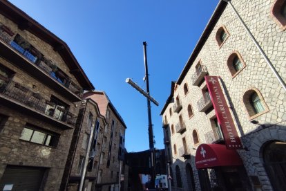 La grua situada a l'avinguda del Pont de la Tosca fent treballs aquest matí