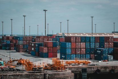 Contenidors de mercaderies en un port per ser comercialitzades internacionalment