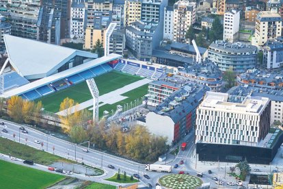 Una imatge aèria de l’Estadi Nacional durant el procés del canvi de gespa.