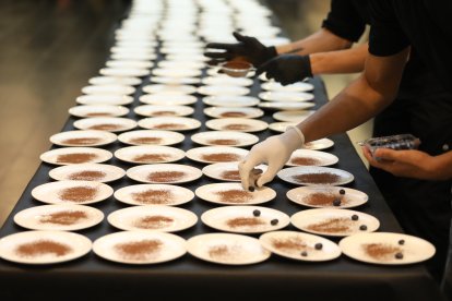 Treballadors de l’hostaleria preparant plats.