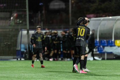 Els jugadors de l’FC Santa Coloma celebren el gol d’Aleix Cisteró.