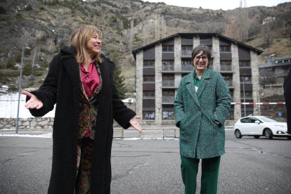 Marsol i la presidenta de l’Institut de l’Habitatge als pisos de Sant Joan de Caselles, ahir.