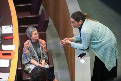 Maria Martisella, parlant amb Susanna Vela.