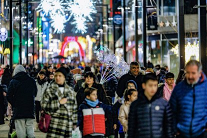 Ciutadans omplint els carrers del centre del Principat