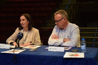 Olalla Losada, amb el cap d'àrea de Cultura del comú, Jan Cartes, presentant la 66a edició Temporada de Teatre