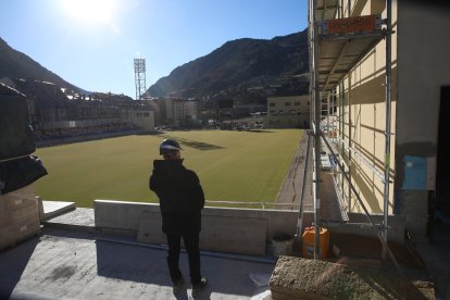 Un operari contemplant els darrers treballs del nou estadi de la FAF, a Encamp.