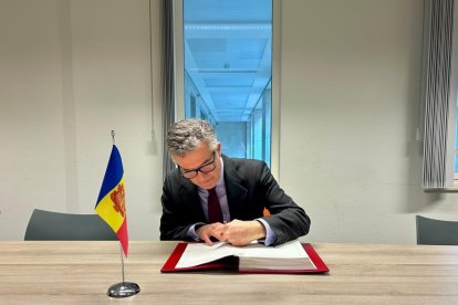 L'ambaixador d'Andorra a Bèlgica, Vicenç Mateu, durant la signatura del Conveni