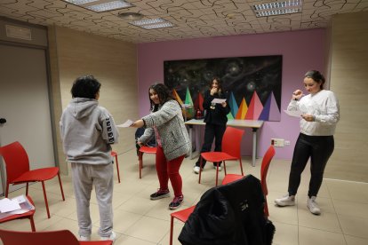 Els joves d'Escaldes durant el taller de teatre