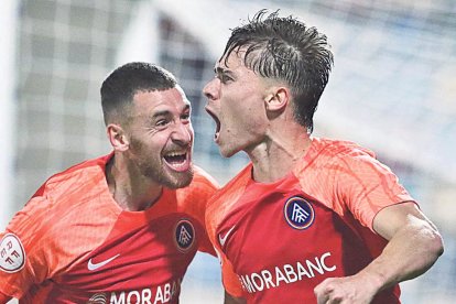 Sergio Molina i Josep Cerdà celebren el segon gol de l’FC Andorra, ahir a Barakaldo.