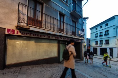 Un dels molts locals buits de Sant Julià.