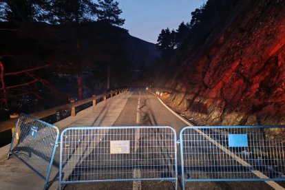 La carretera de la Comella tallada, ahir.