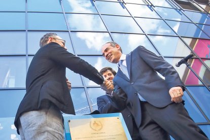 Xavier Espot i Jordi Alcobé encaixen les mans en presència de Carles Ensenyat.