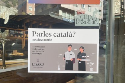 El cartell penjat a l’aparador de l’establiment.