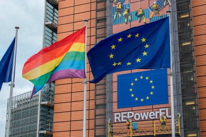 La bandera LGTBI al costat de la d'Europa.