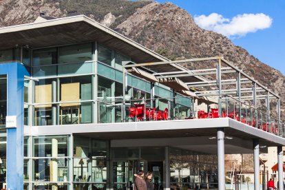 Façana del café bar Bon dia on està situada la casa pairal d'Andorra la vella a la plaça del poble