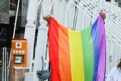 Una bandera LGTBIQ+ a la plaça de la Rotonda d’Andorra la Vella.