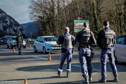Un control de les forces de seguretat franceses a Tarascó, dilluns passat.