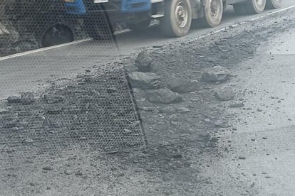 Un camió perd la càrrega de terra a Escaldes