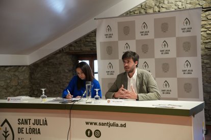 Cerni Cairat i Sofia Cortesao durant la presentació del procés de participació d'embelliment de Sant Julià