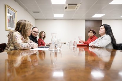 Xavier Espot i Conxita Marsol en la reunió amb les representants de la coordinadora per un habitatge digne