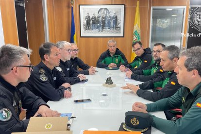 Un moment de la reunió entre la policia i el GREIM de la guàrdia civil