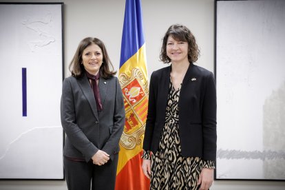 La ministra d’Afers Exteriors, Imma Tor, amb l’encarregada de negocis dels Estats Units, Rian Harris