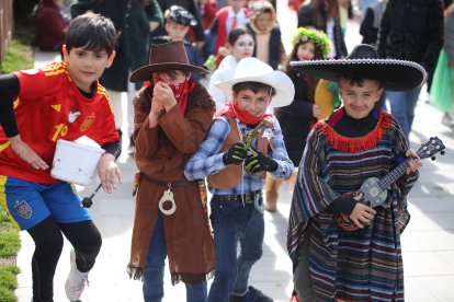 Escolars disfressats en una de les rues.