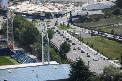 Cotxes circulant a l’alçada de l’Estadi Nacional.