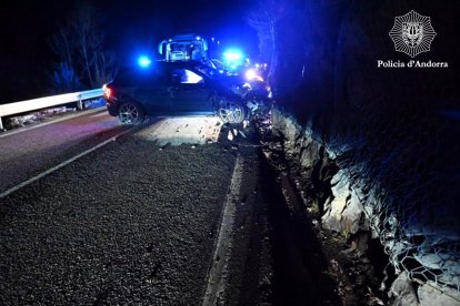 El cotxe accidentat a la Traba