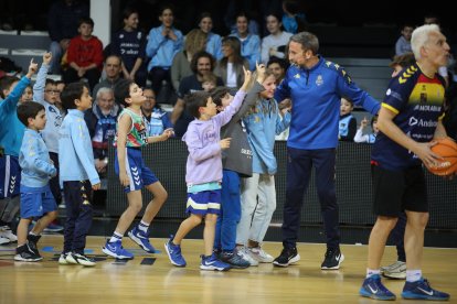 El tècnic del MoraBanc, Joan Plaza, amb alguns petits aficionats.