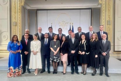 Els setze ambaixadors amb la ministra d'Afers Exteriors, Imma Tor, al palau de l'Elisi