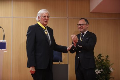 Xavier Espot entrega la Creu dels Set Braços a Marc Forné