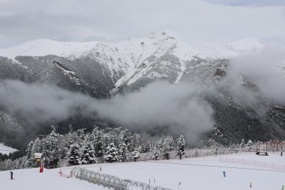 La neu acumulada vista des de l'estació de Pal Arinsal