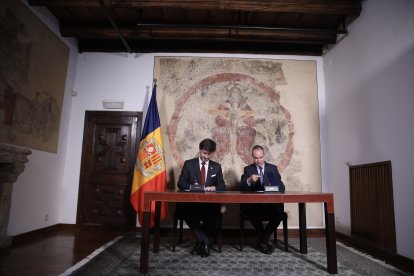 El síndic general, Carles Ensenyat, signa amb Jordi Alcobé el conveni de donació del 'Manual 1797'
