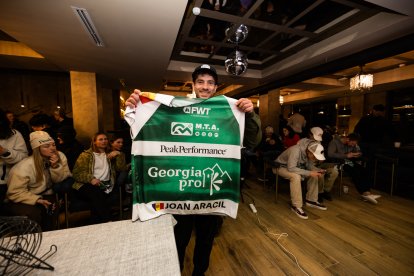 El rider andorrà Joan Aracil, abans de la prova a Geòrgia, mostra el seu ‘bib’.
