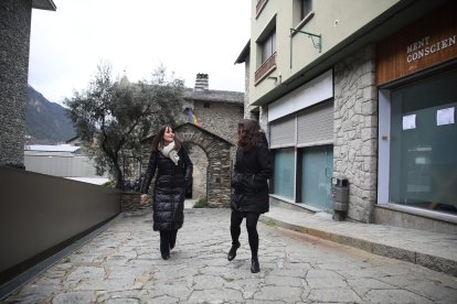 Bonell sortint de Casa de la Vall.