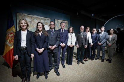 Els nous ambaixadors amb el cap de Govern, Xavier Espot, i la ministra d'Afers Exteriors, Imma Tor, aquest vespre a l'Espai Columba.