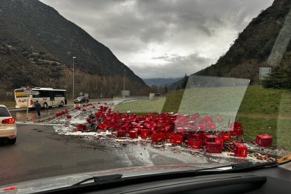El camió que ha perdut la càrrega de cervesa a l'N-145