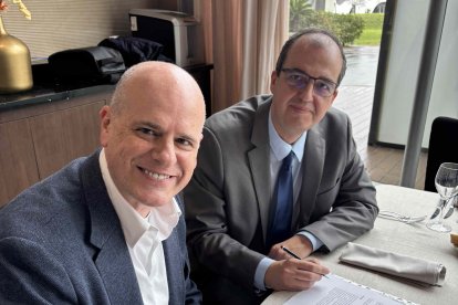 La signatura de l'acord entre Ignasi Martín, director general d’Actinn, i Guillem Alsina, director d’Aenteg