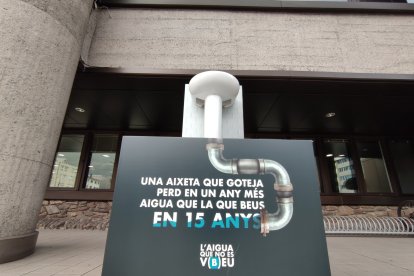 Un dels tòtems instal·lats davant Govern