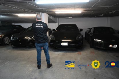Vehicles de gamma alta intervinguts a Andorra en l’operació policial.