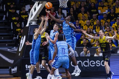 Els jugadors del MoraBanc lluitant un rebot