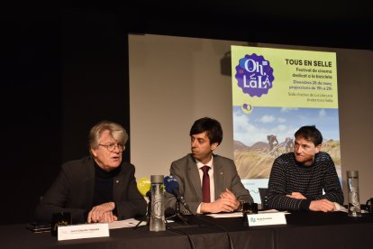 Les rpesentació del festival Tous en selle amb l'ambaixador de França a Andorra, Jean Claude Tribolet; el cònsol major d'Andorra la Vella, Sergi González i el cap d'àrea del Bici Lab Andorra, Eduard Tarrés, aquest dilluns al matí.