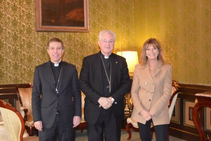 La presidenta de l'Institut de Drets Humans d’Andorra, Elisa Muxella, amb el copríncep episcopal, Joan-Enric Vives i el bisbe coadjutor Lluís Serrano Pentinat, aquest matí al Palau Episcopal.