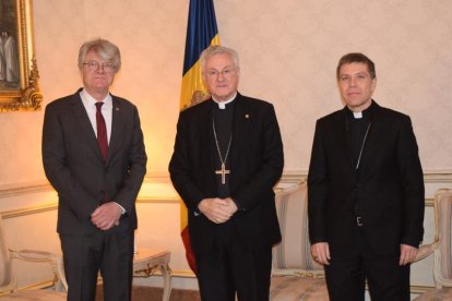 L'ambaixador francès, Jean-Claude Tribolet, amb el copríncep episcopal, Joan-Enric Vives i el bisbe coadjutor, Josep Lluís Serrano al Palau Episcopal.